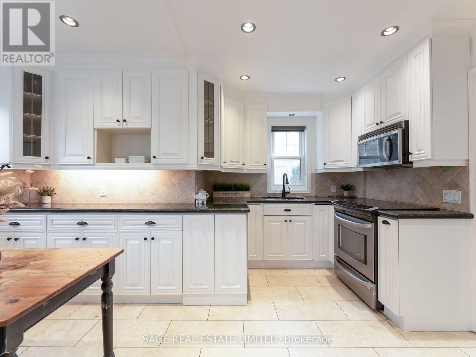 252 Glen Manor Drive W, Toronto, Ontario  M4E 2Y2 - Photo 12 - E12953536