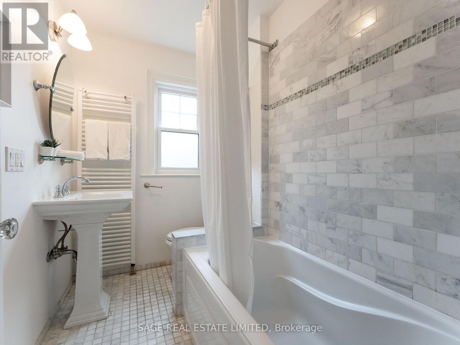 252 Glen Manor Drive W, Toronto, Ontario  M4E 2Y2 - Photo 27 - E12953536