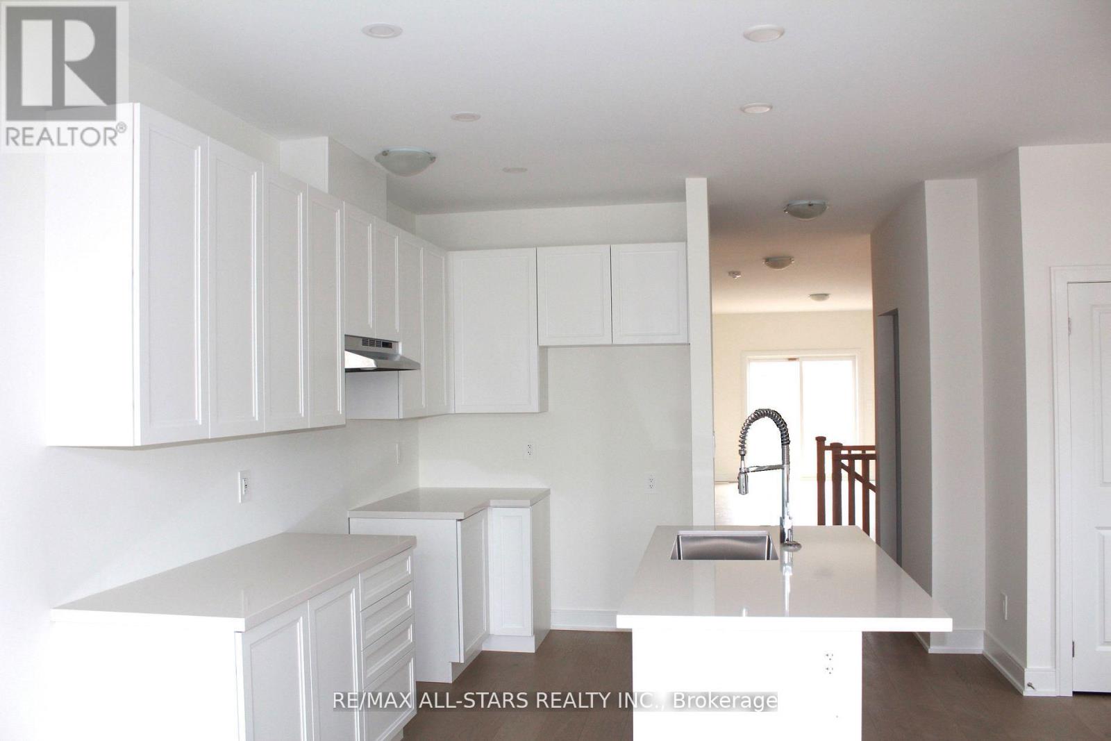 22 Schortinghuis Street, Georgina, Ontario  L0E 1R0 - Photo 4 - N12953518