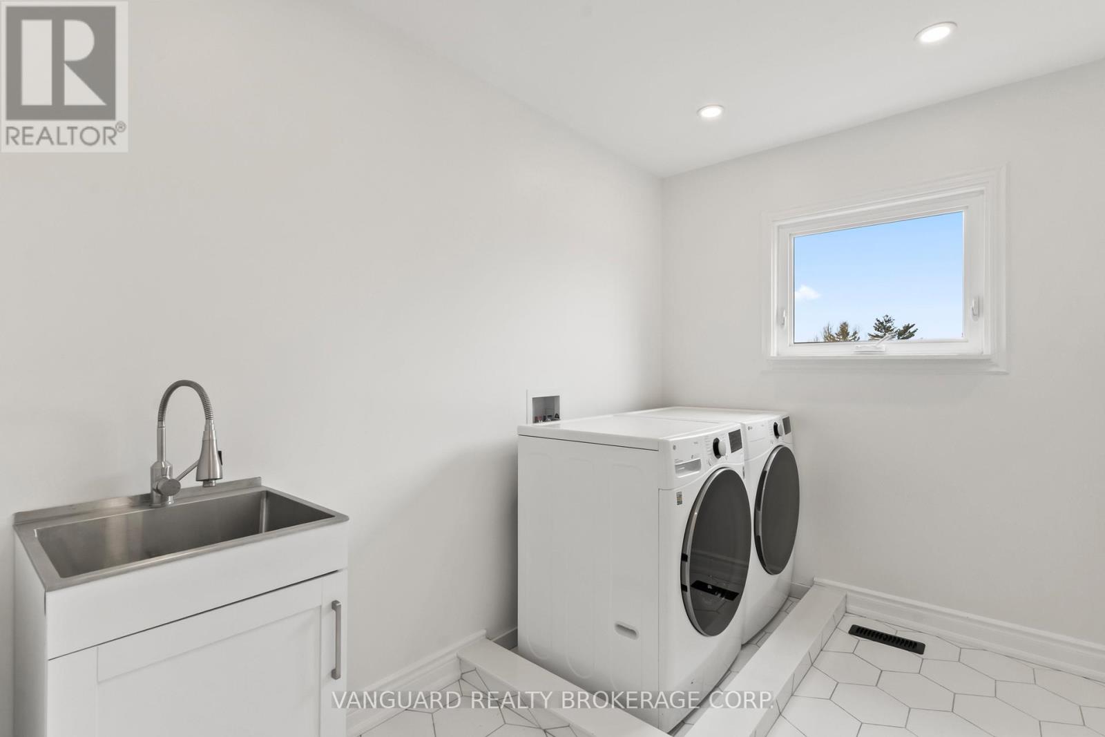 69 Joyce Parkway, Toronto, Ontario  M6B 2T3 - Photo 15 - W12953742