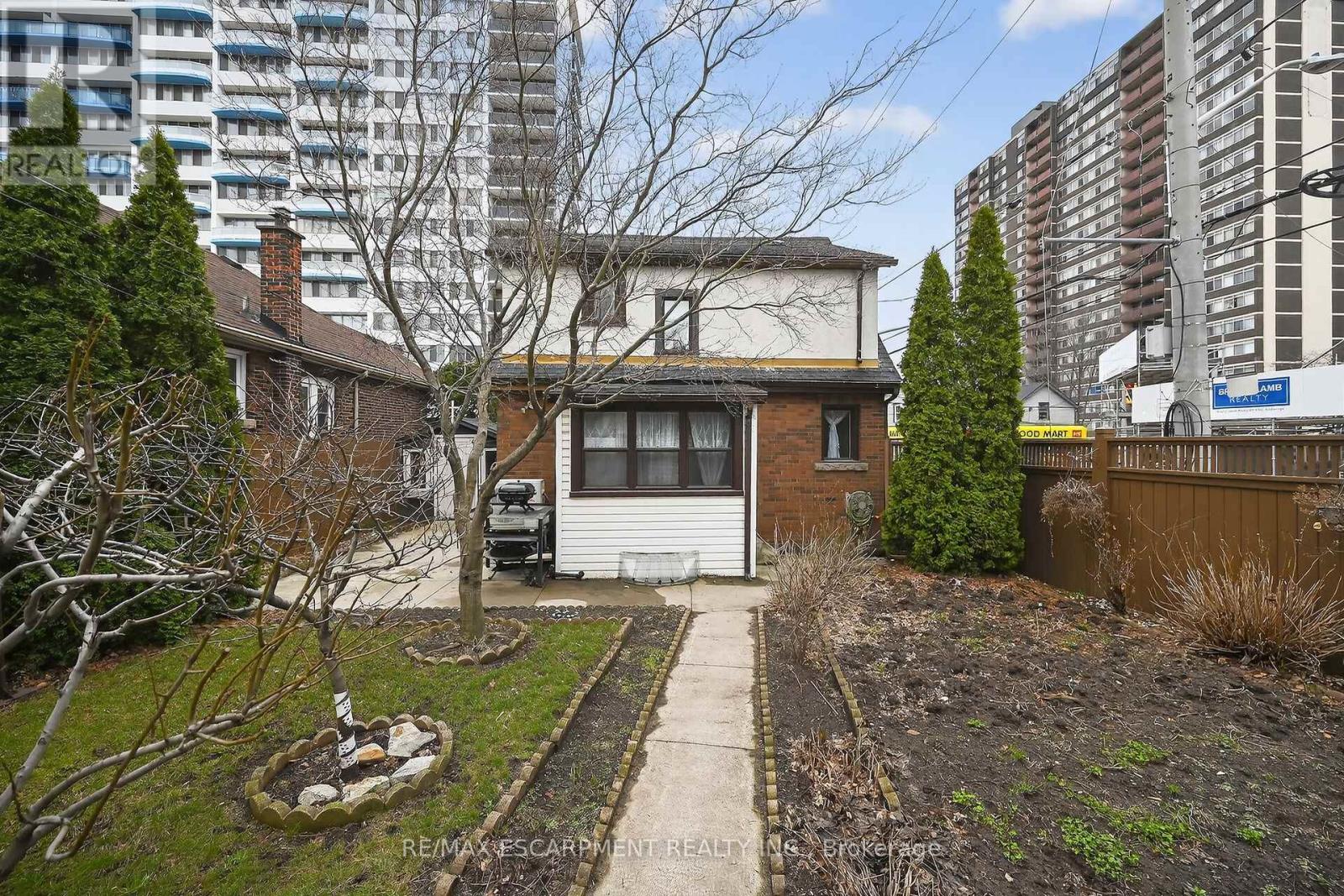 144 Hunter Street W, Hamilton, Ontario  L8P 1R1 - Photo 2 - X12953736