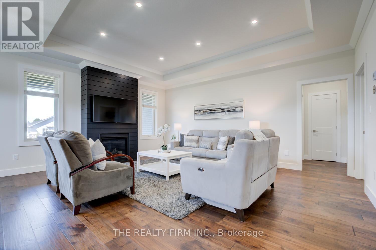 283 Elizabeth Street, Southwest Middlesex, Ontario  N0L 1M0 - Photo 12 - X12953814