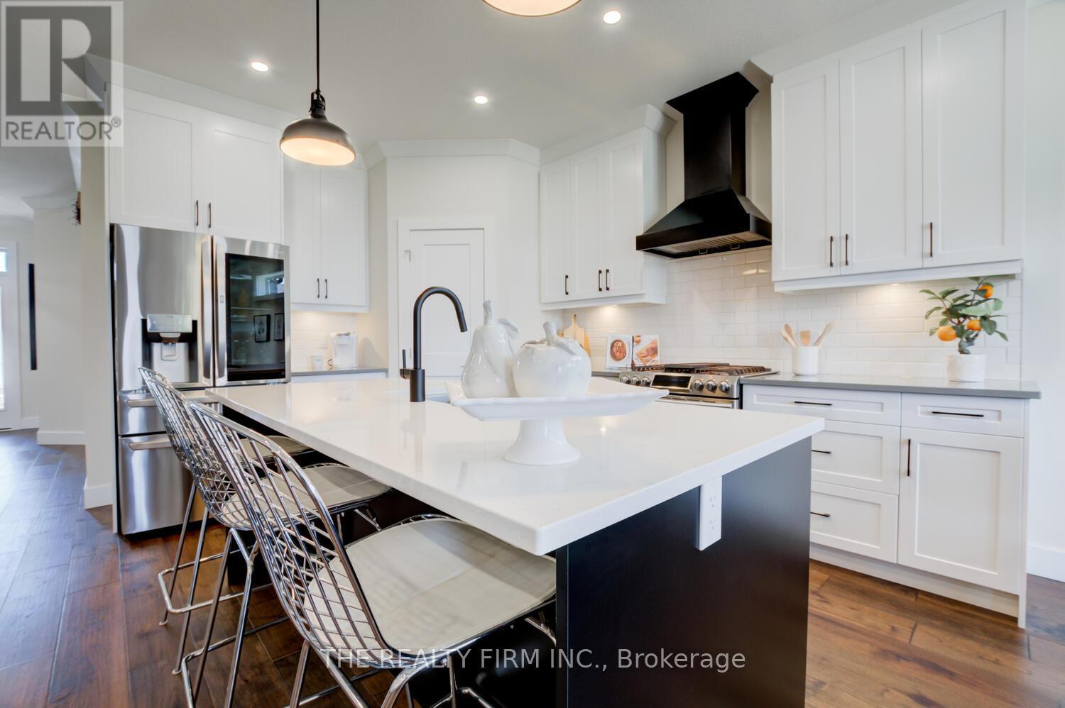 283 Elizabeth Street, Southwest Middlesex, Ontario  N0L 1M0 - Photo 2 - X12953814