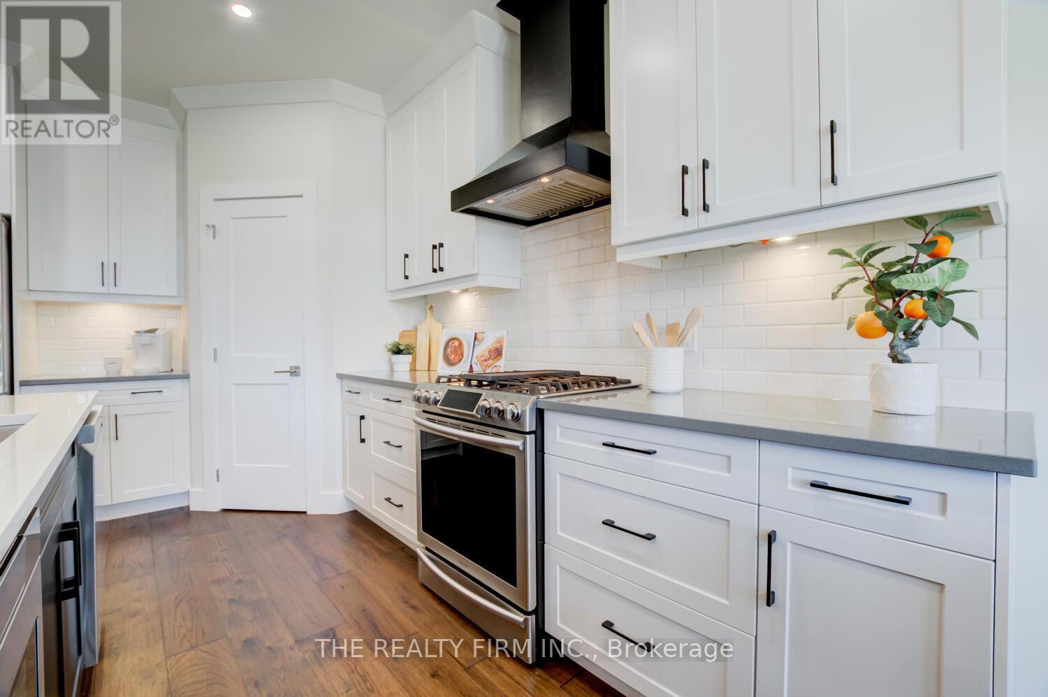 283 Elizabeth Street, Southwest Middlesex, Ontario  N0L 1M0 - Photo 3 - X12953814