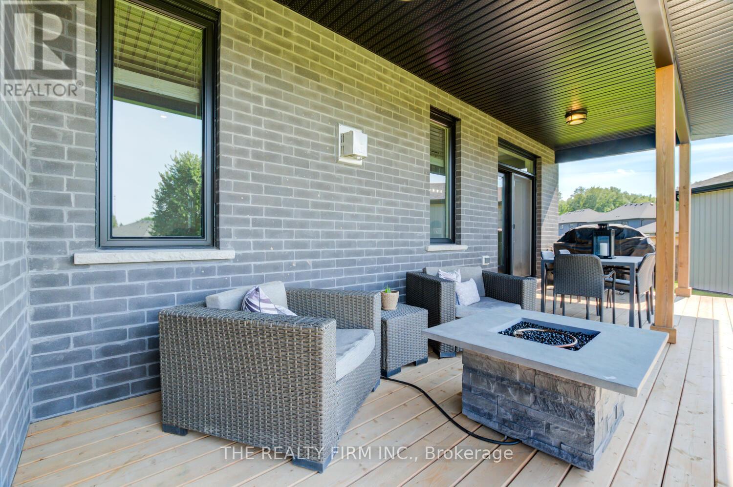 283 Elizabeth Street, Southwest Middlesex, Ontario  N0L 1M0 - Photo 34 - X12953814