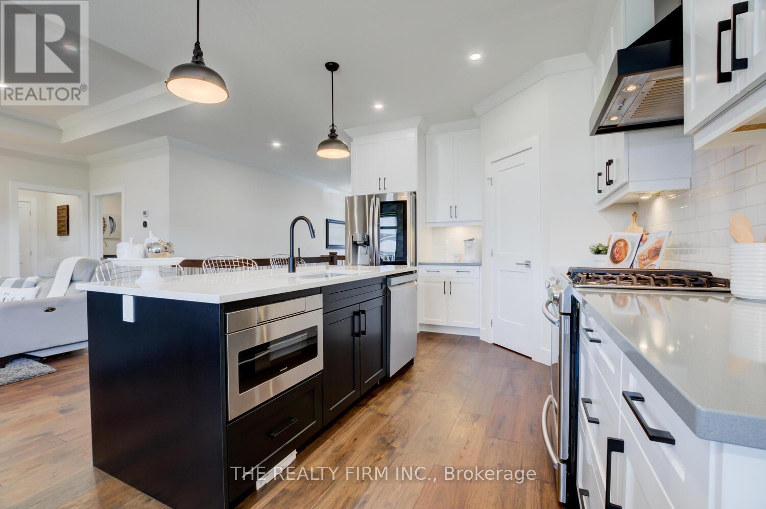 283 Elizabeth Street, Southwest Middlesex, Ontario  N0L 1M0 - Photo 4 - X12953814