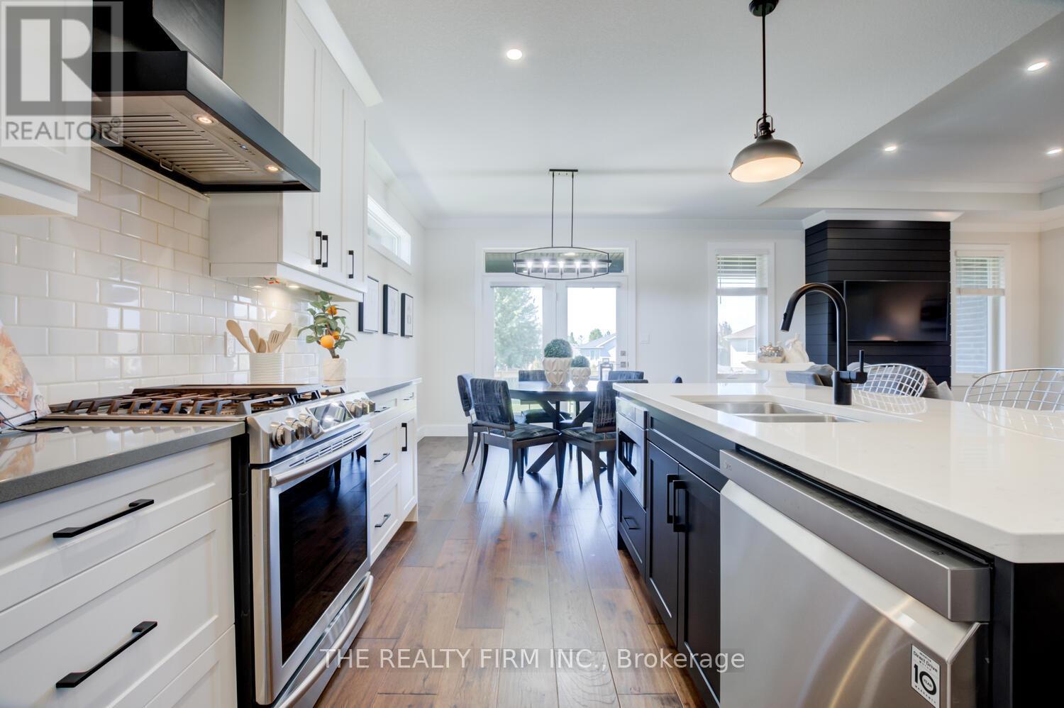 283 Elizabeth Street, Southwest Middlesex, Ontario  N0L 1M0 - Photo 6 - X12953814