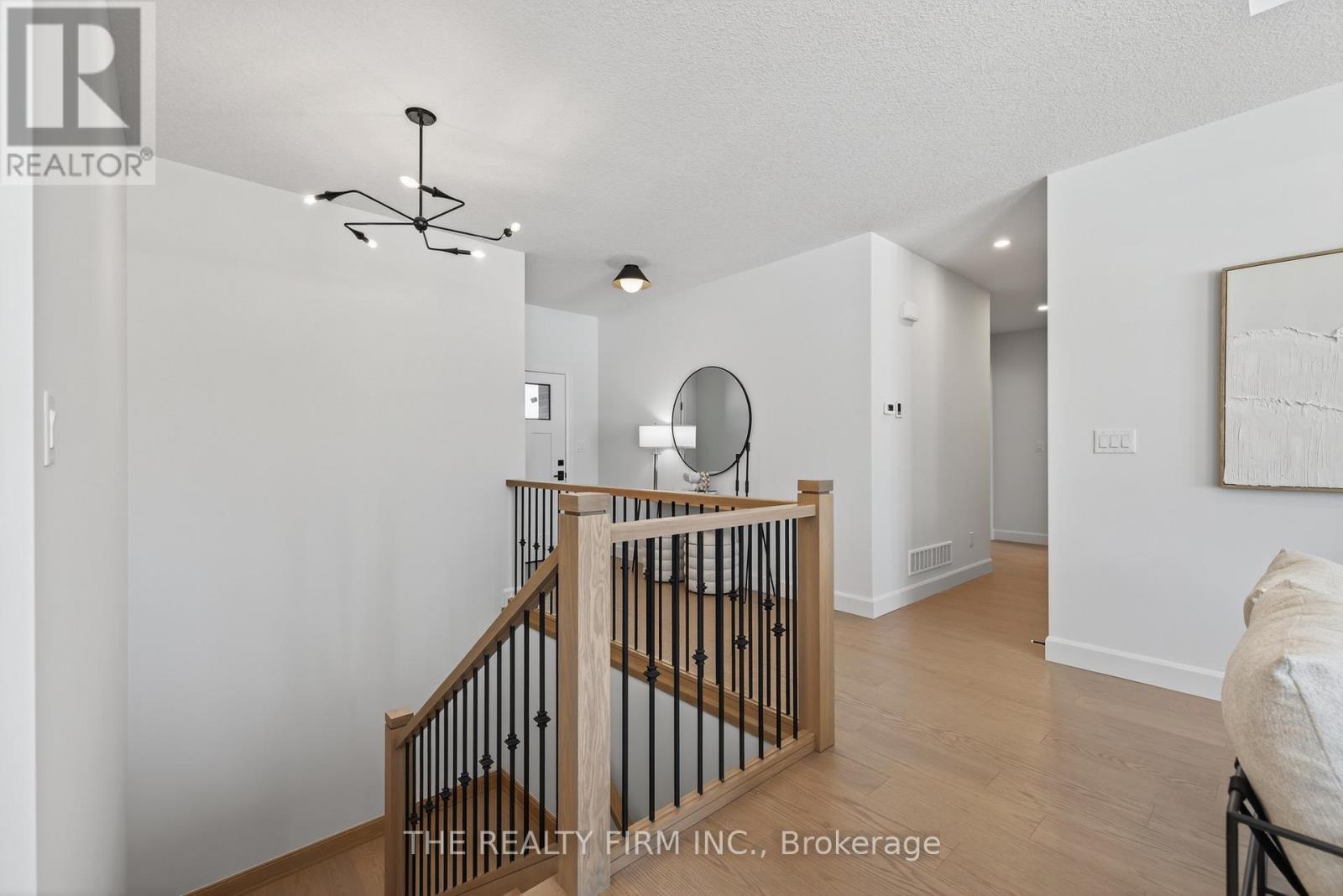 289 King Street, Southwest Middlesex, Ontario  N0L 1M0 - Photo 12 - X12953824