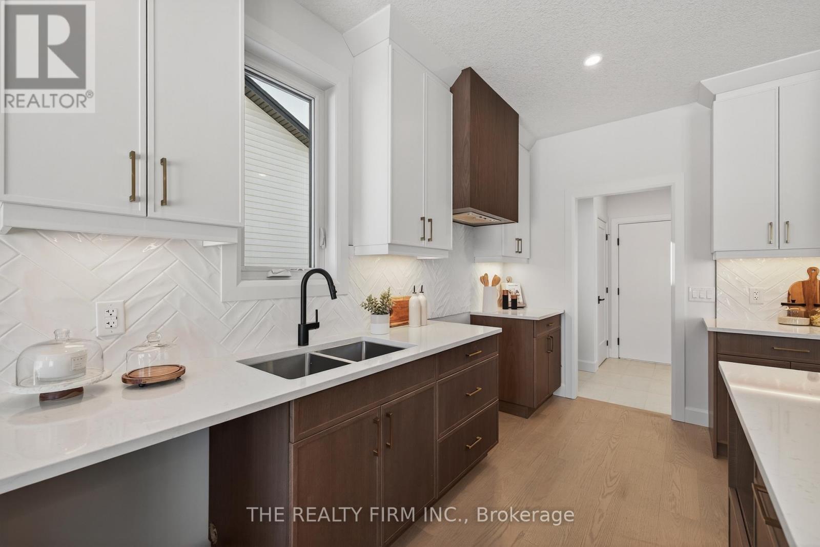 289 King Street, Southwest Middlesex, Ontario  N0L 1M0 - Photo 19 - X12953824