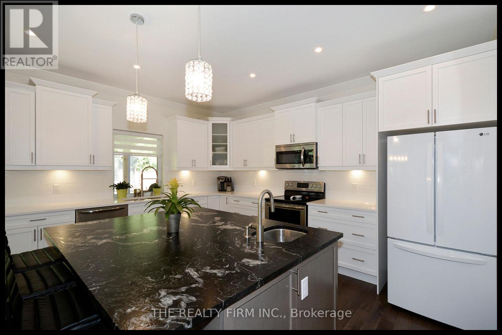 285 Elizabeth Street, Southwest Middlesex, Ontario  N0L 1M0 - Photo 12 - X12953830