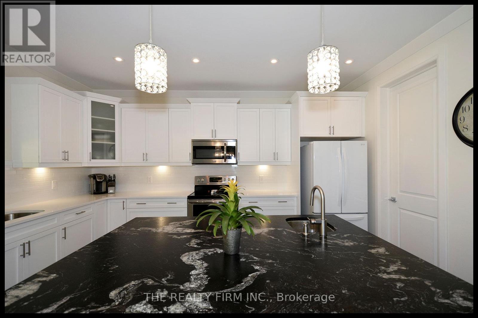 285 Elizabeth Street, Southwest Middlesex, Ontario  N0L 1M0 - Photo 9 - X12953830