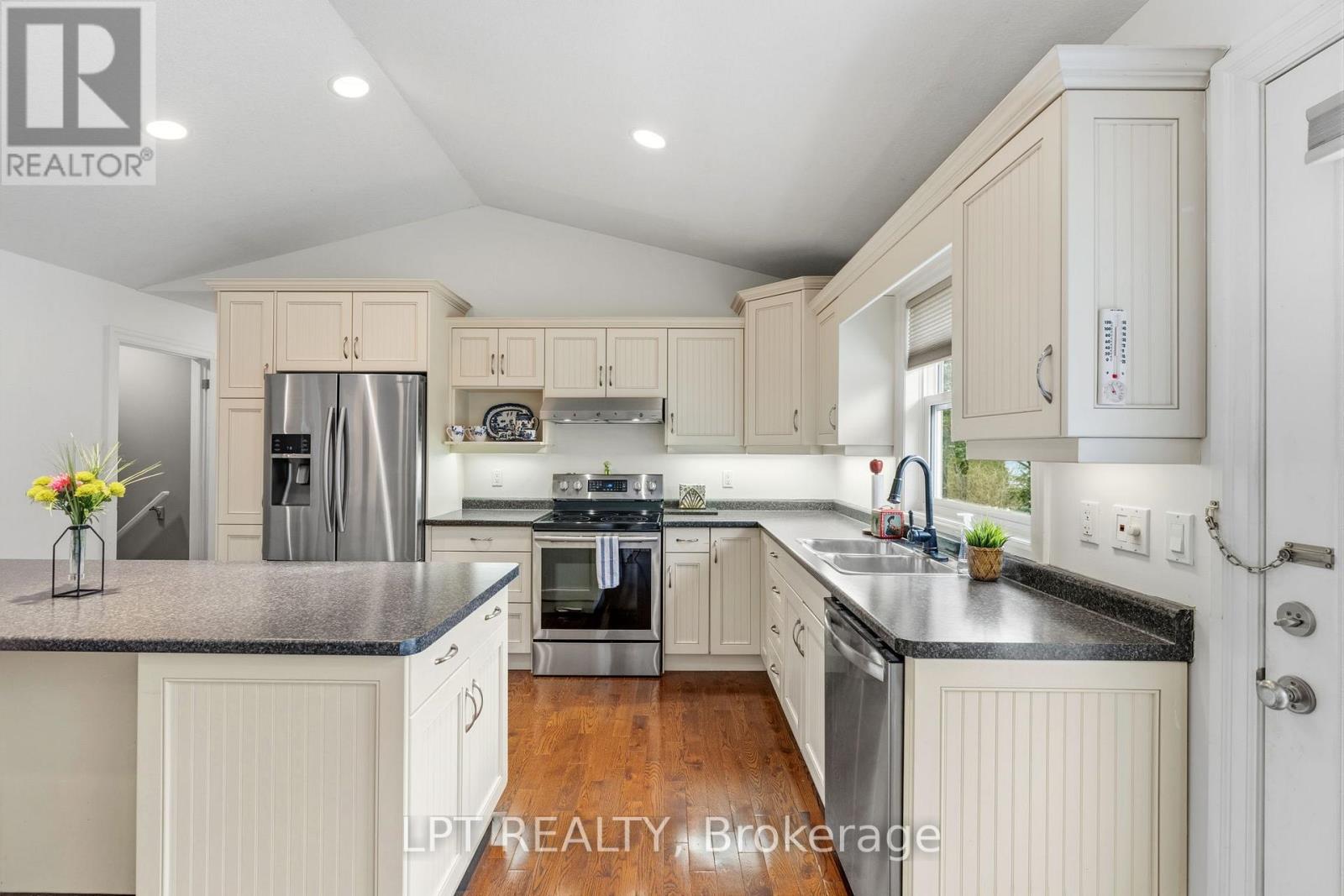 10023 Jenna Road, Lambton Shores, Ontario  N0M 1T0 - Photo 15 - X12953964