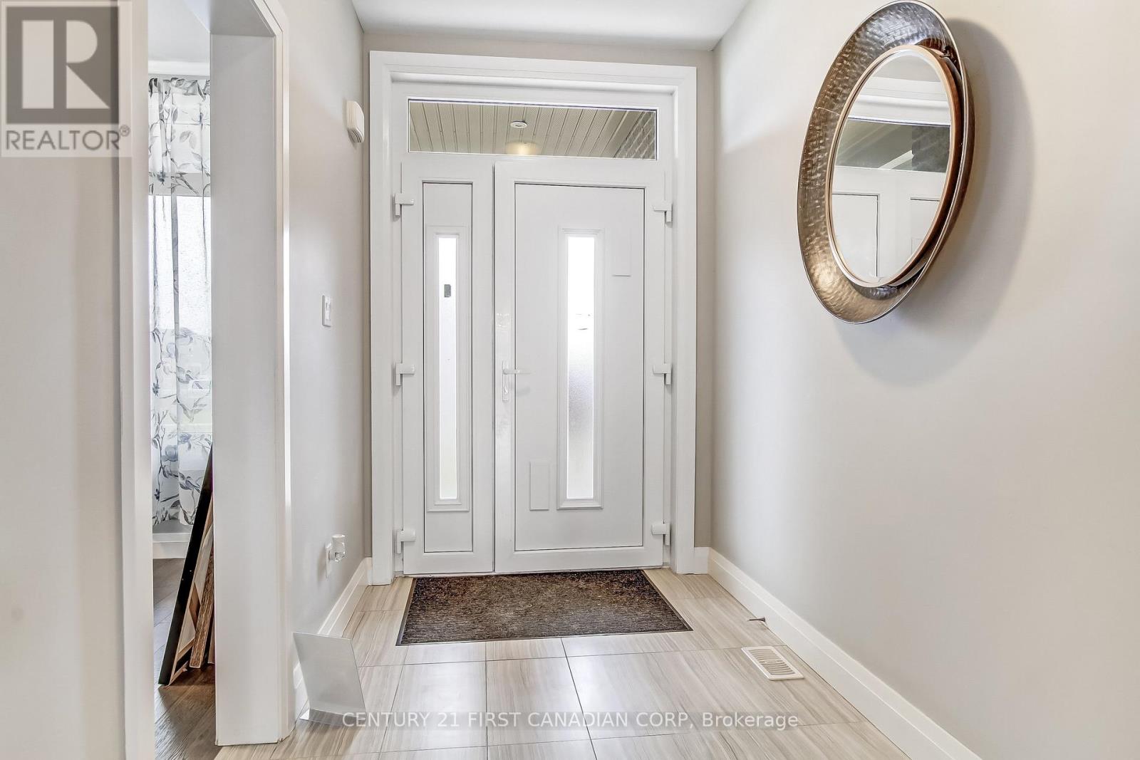 753 Superior Drive, London North, Ontario  N5X 3Z1 - Photo 2 - X12953982