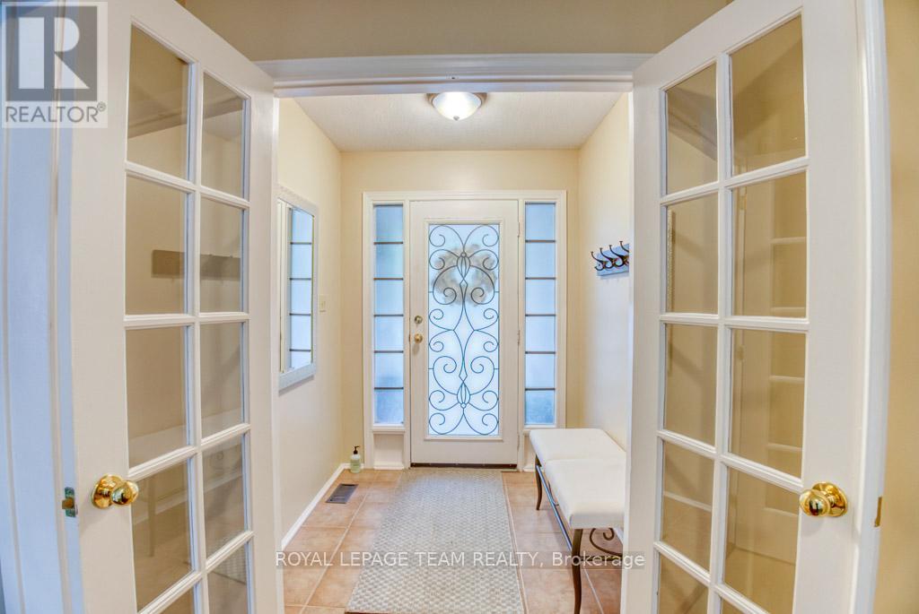 27 Sherk Crescent, Ottawa, Ontario  K2K 2L3 - Photo 3 - X12953916