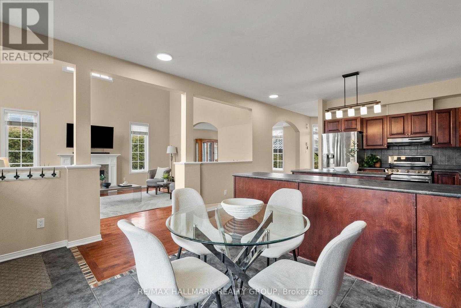 303 Parkin Circle, Ottawa, Ontario  K1T 4G8 - Photo 5 - X12954020