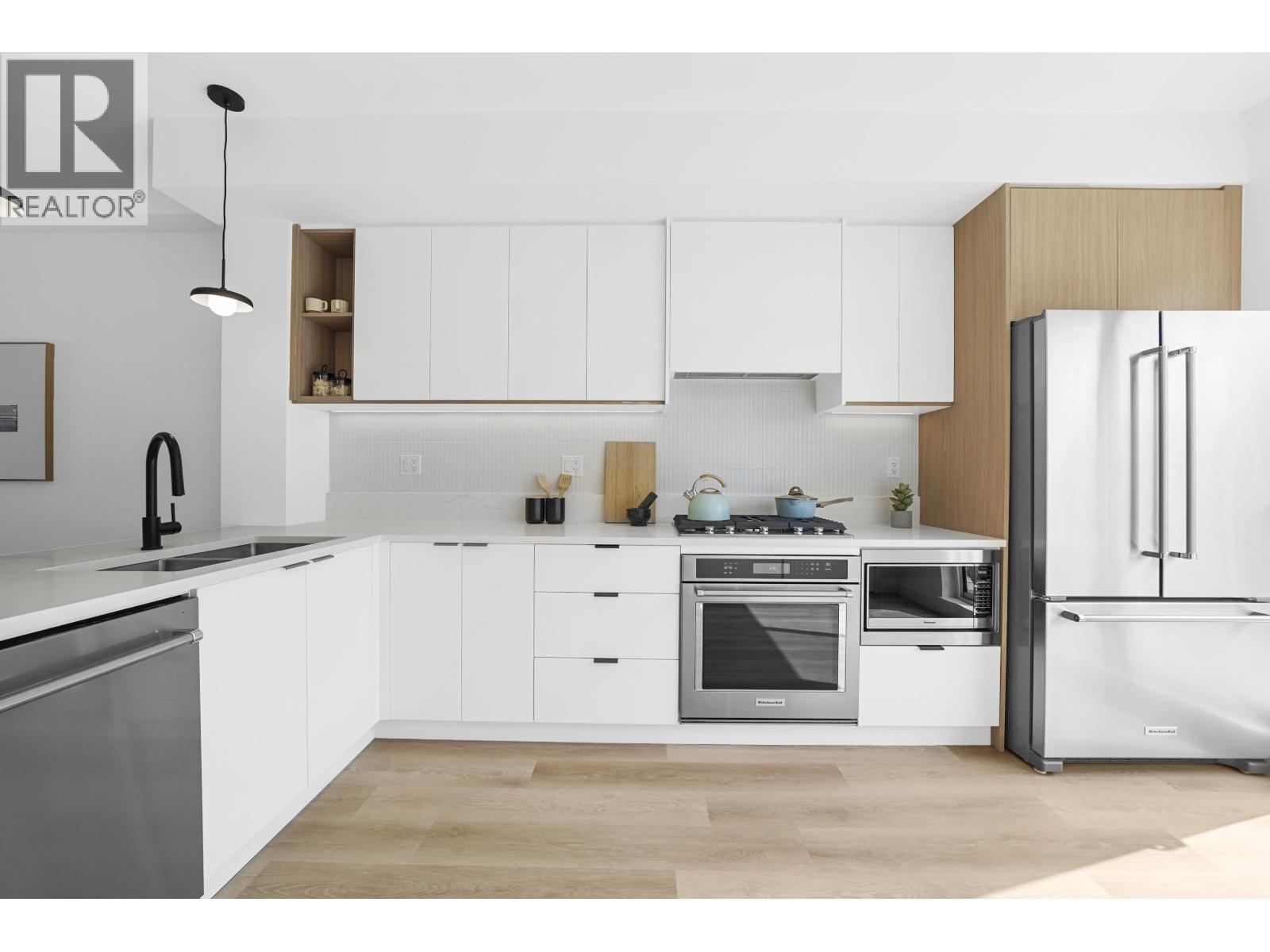 144 388 DUNCAN STREET, New Westminster, British Columbia