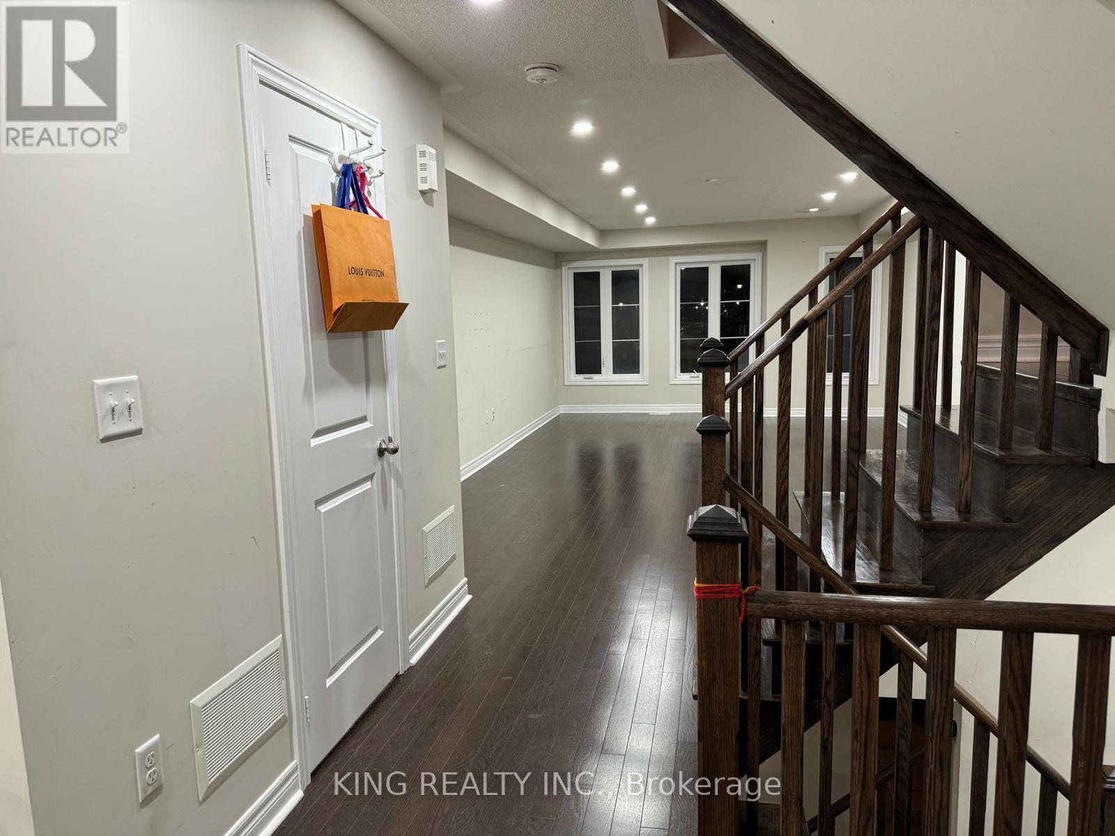 27 Finegan Circle, Brampton, Ontario  L7A 4Z7 - Photo 6 - W12953878