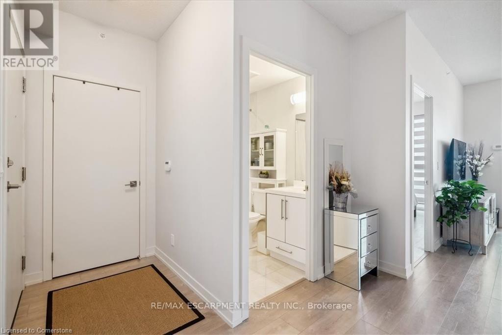 1910 - 2093 Fairview Street, Burlington, Ontario  L7R 0E6 - Photo 2 - W12953886