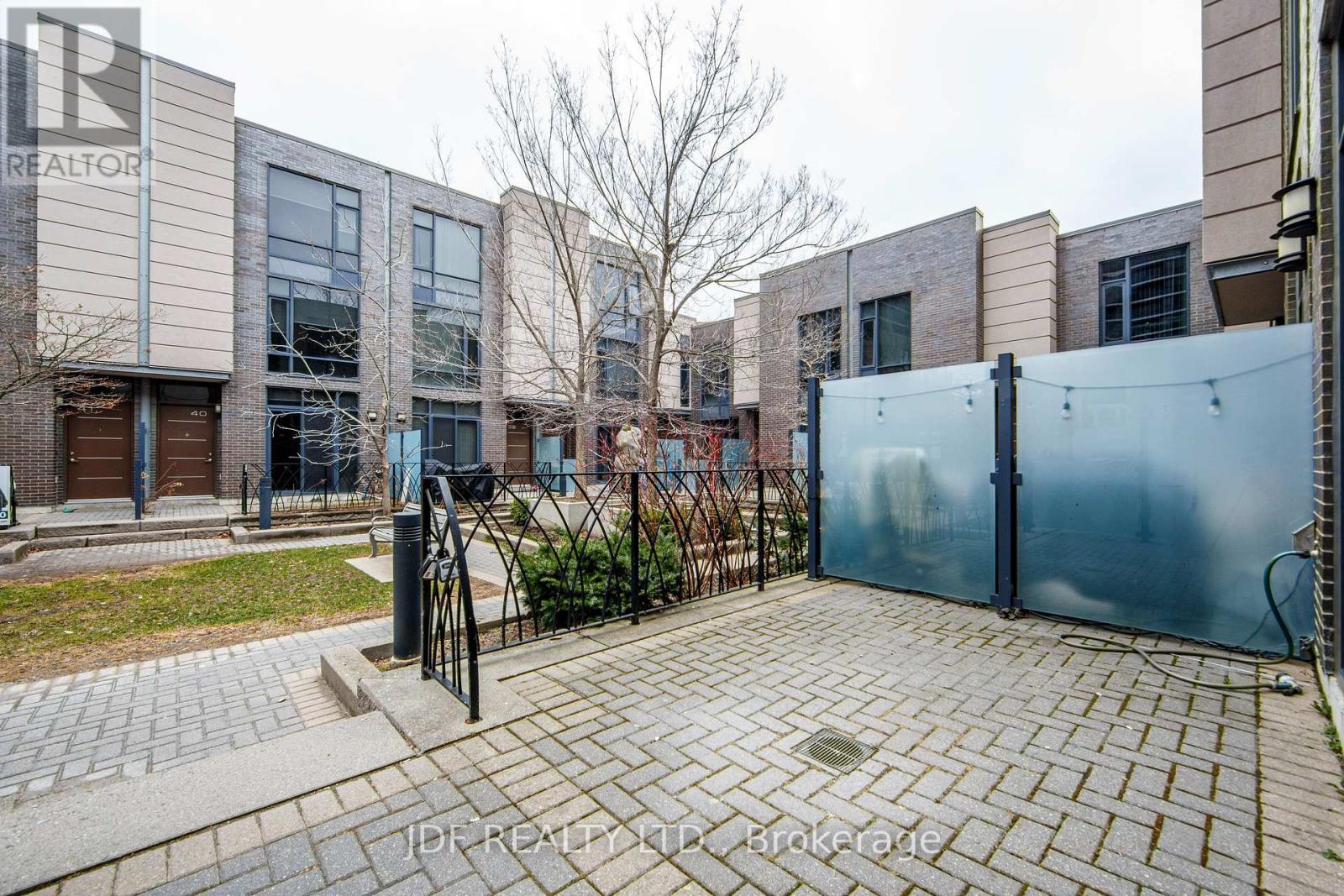 Th 31 - 19 Valhalla Inn Road, Toronto, Ontario  M1N 3B1 - Photo 2 - W12953888