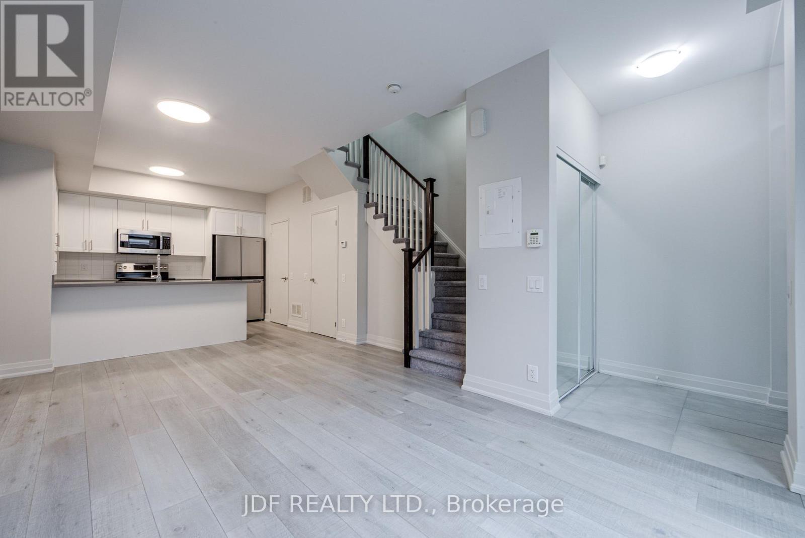 Th 31 - 19 Valhalla Inn Road, Toronto, Ontario  M1N 3B1 - Photo 5 - W12953888