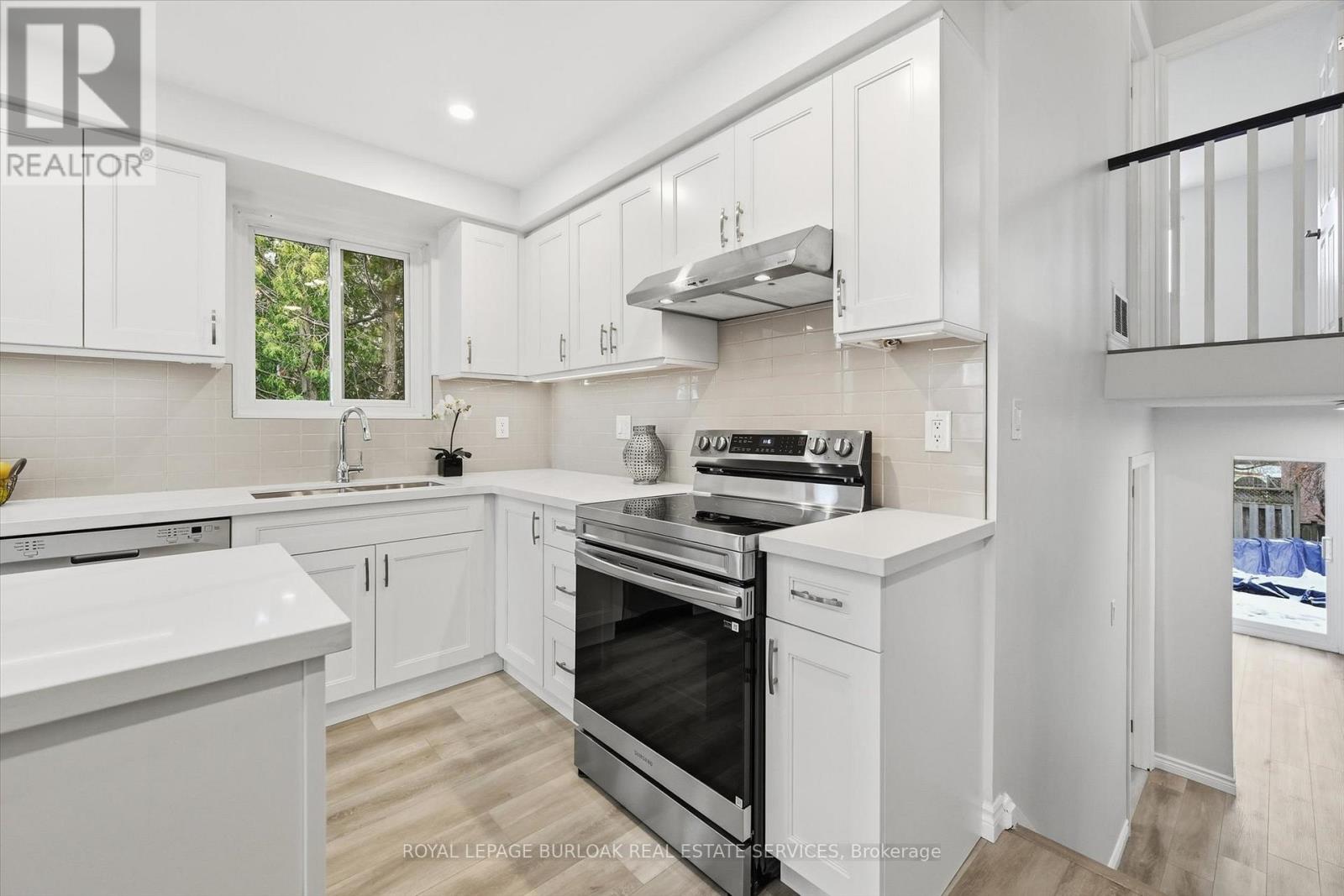 2344 Glastonbury Road, Burlington, Ontario  L7P 3Y3 - Photo 10 - W12953992