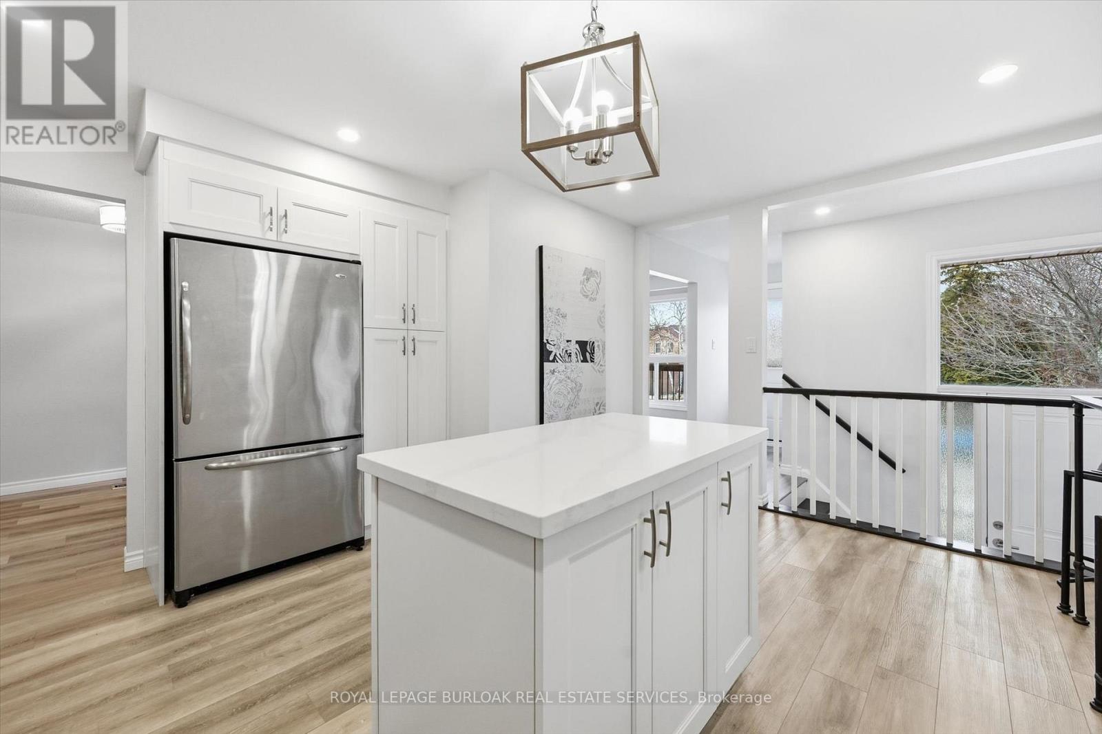 2344 Glastonbury Road, Burlington, Ontario  L7P 3Y3 - Photo 12 - W12953992