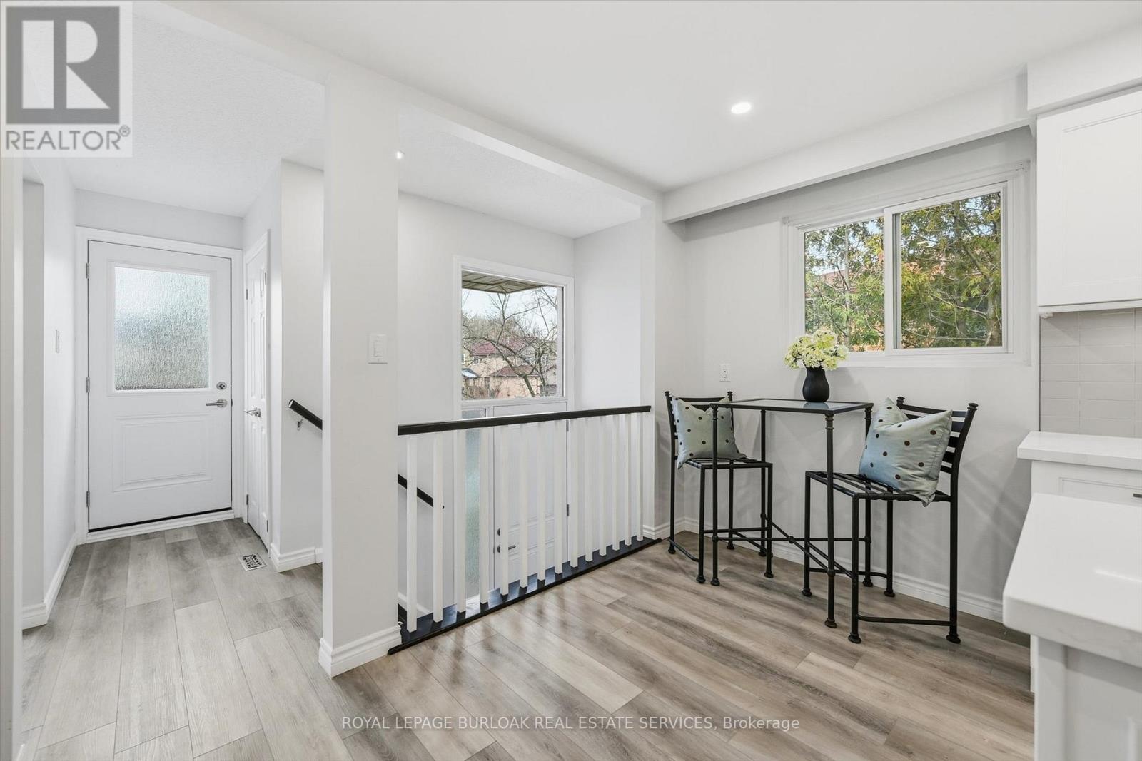 2344 Glastonbury Road, Burlington, Ontario  L7P 3Y3 - Photo 6 - W12953992