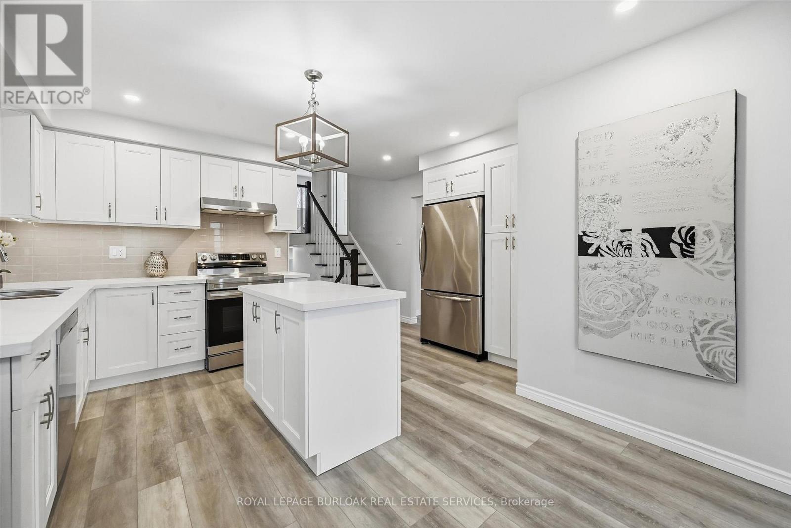 2344 Glastonbury Road, Burlington, Ontario  L7P 3Y3 - Photo 7 - W12953992