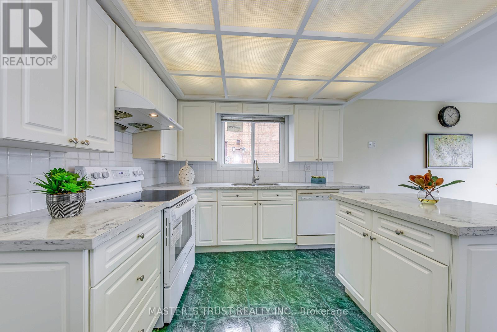 2591 Robin Drive, Mississauga, Ontario  L5K 2G2 - Photo 13 - W12952008