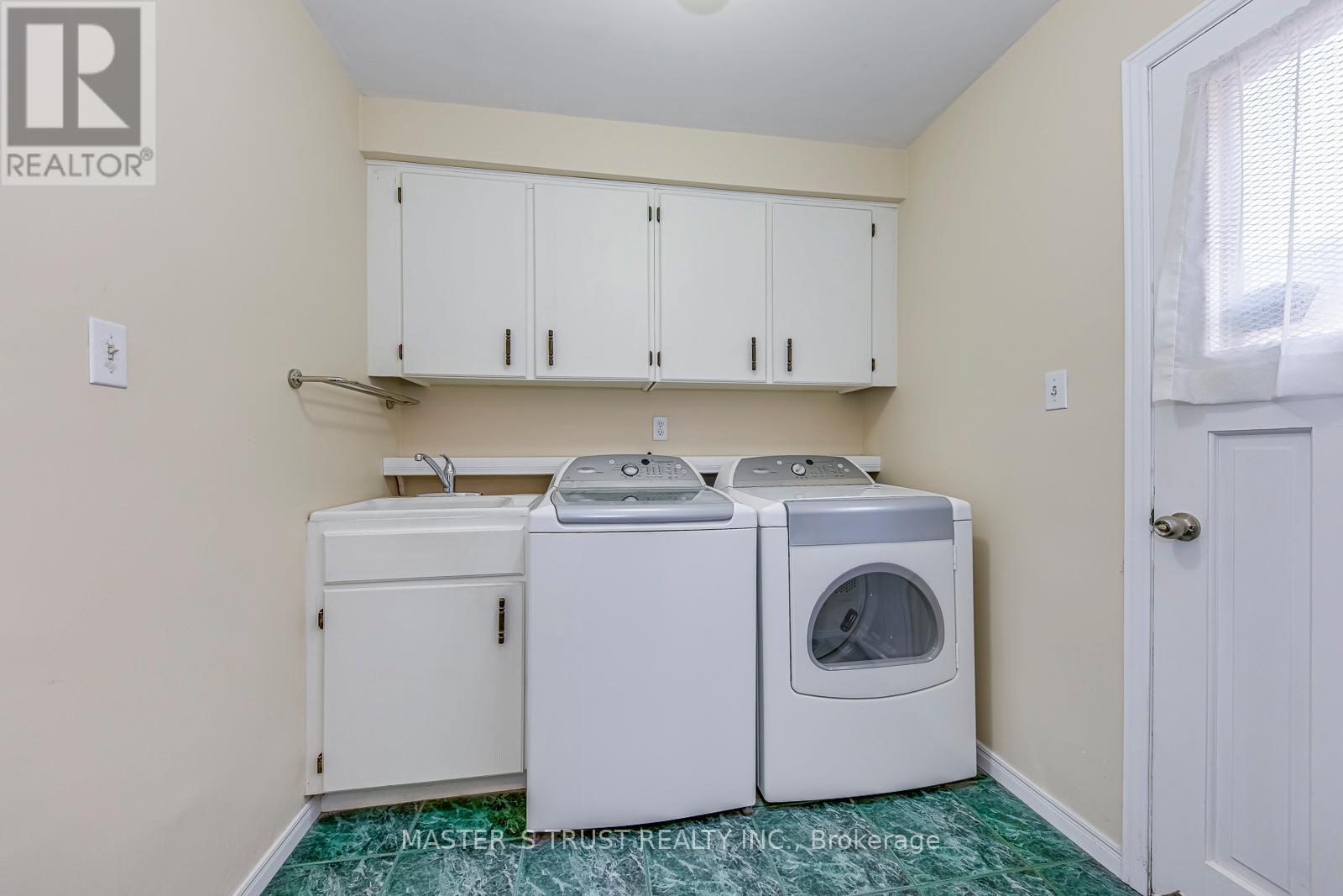 2591 Robin Drive, Mississauga, Ontario  L5K 2G2 - Photo 21 - W12952008