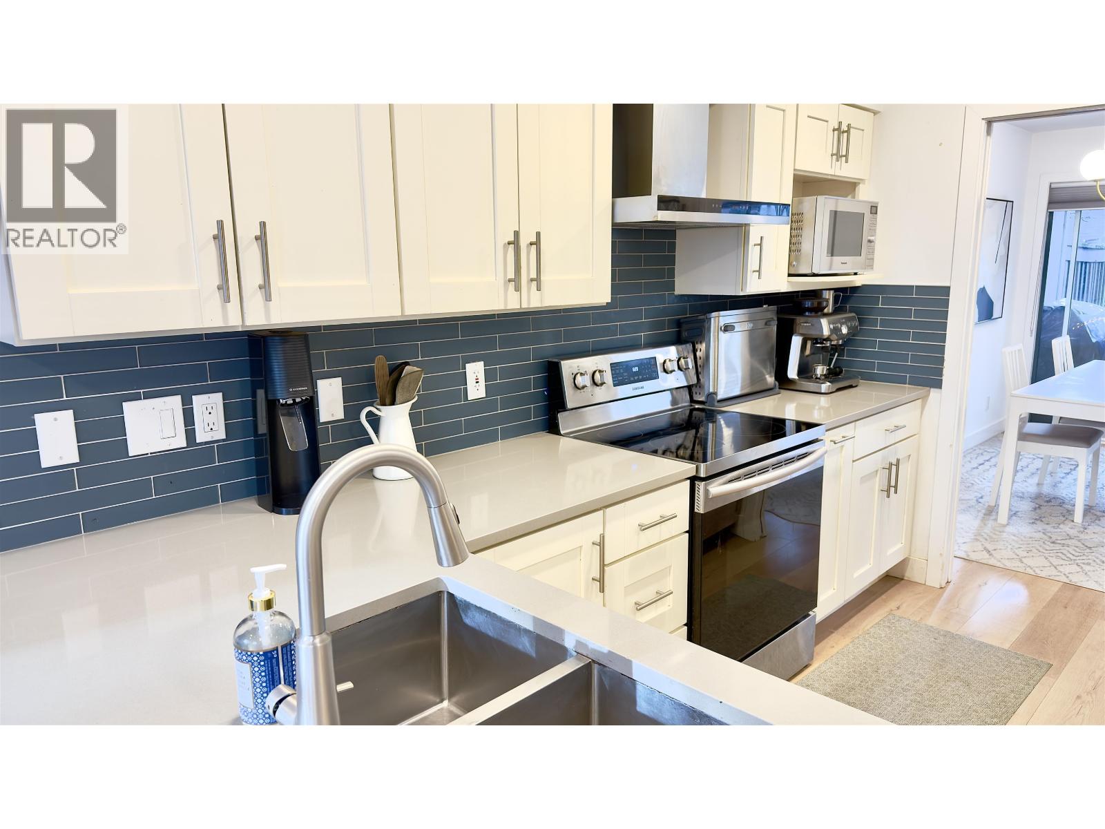 10 2118 EASTERN AVENUE, North Vancouver, British Columbia