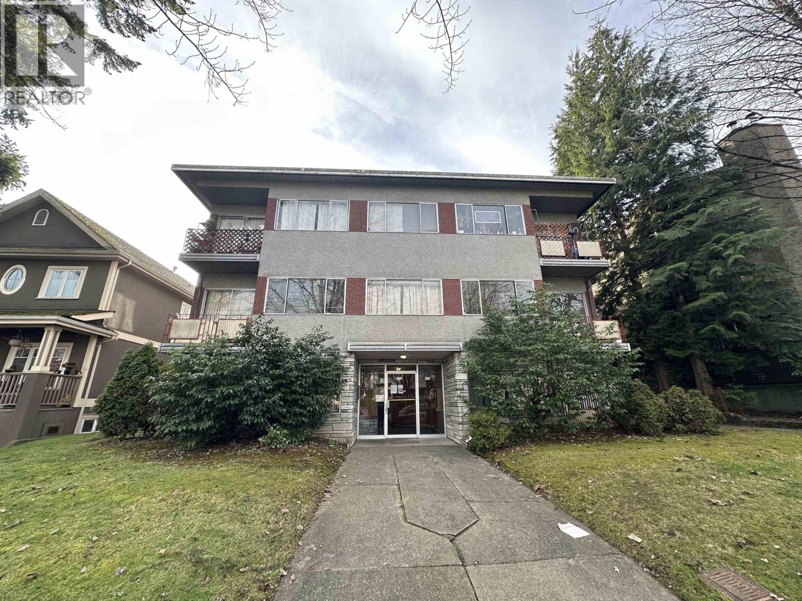 958 E BROADWAY, Vancouver, British Columbia