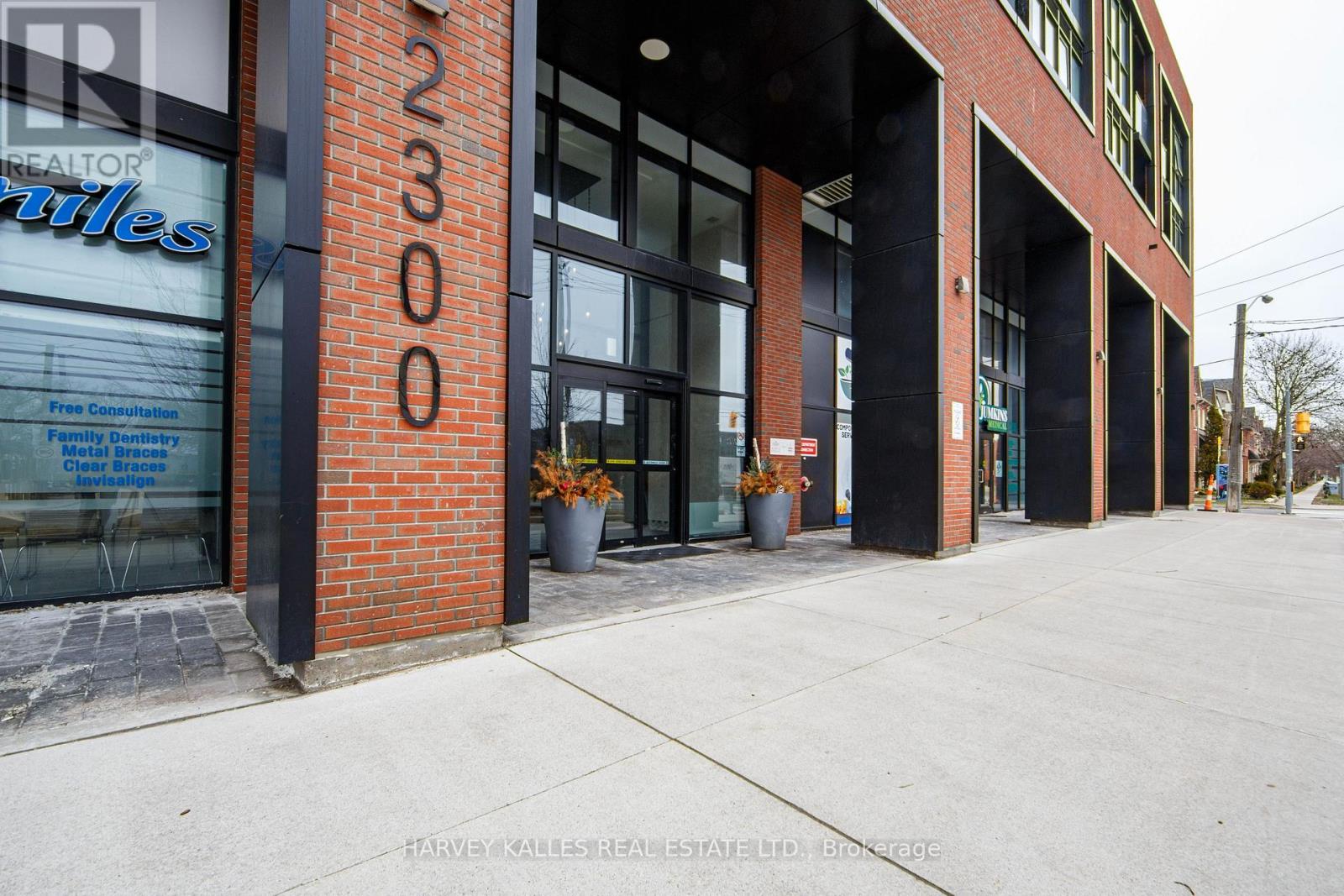 1001 - 2300 St Clair Avenue W, Toronto, Ontario  M6P 0B3 - Photo 30 - W12954080