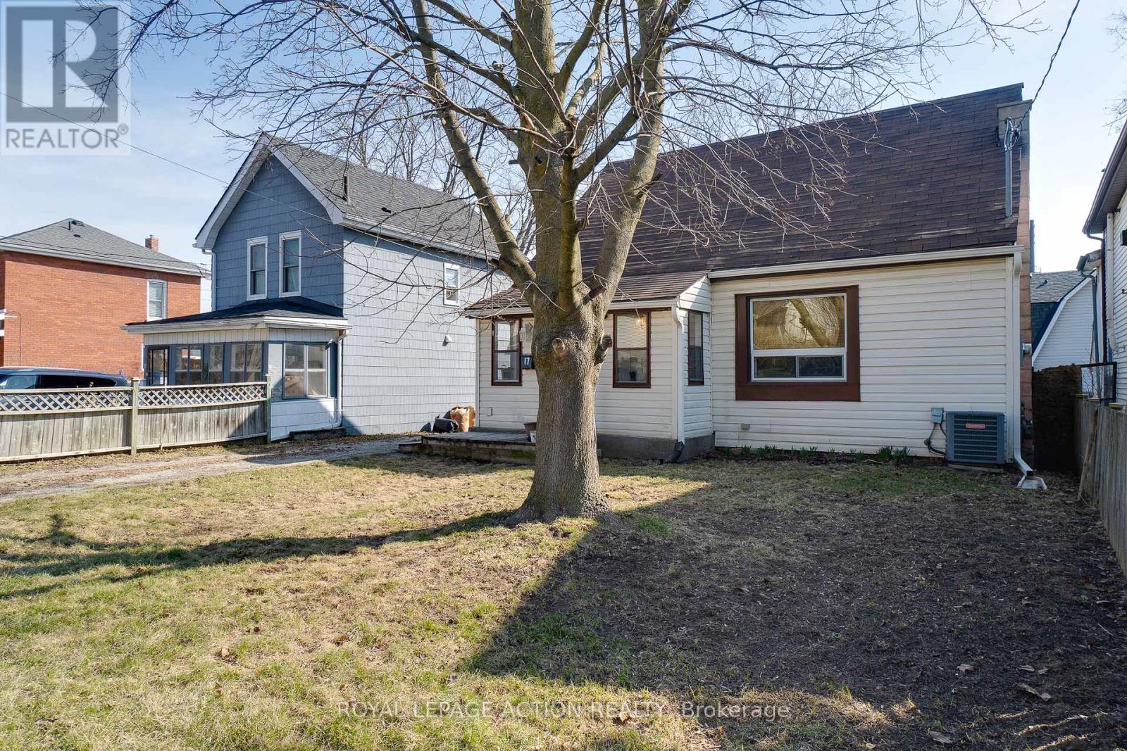 17 Drummond Street, Brantford, Ontario  N3S 5Z2 - Photo 2 - X12954090