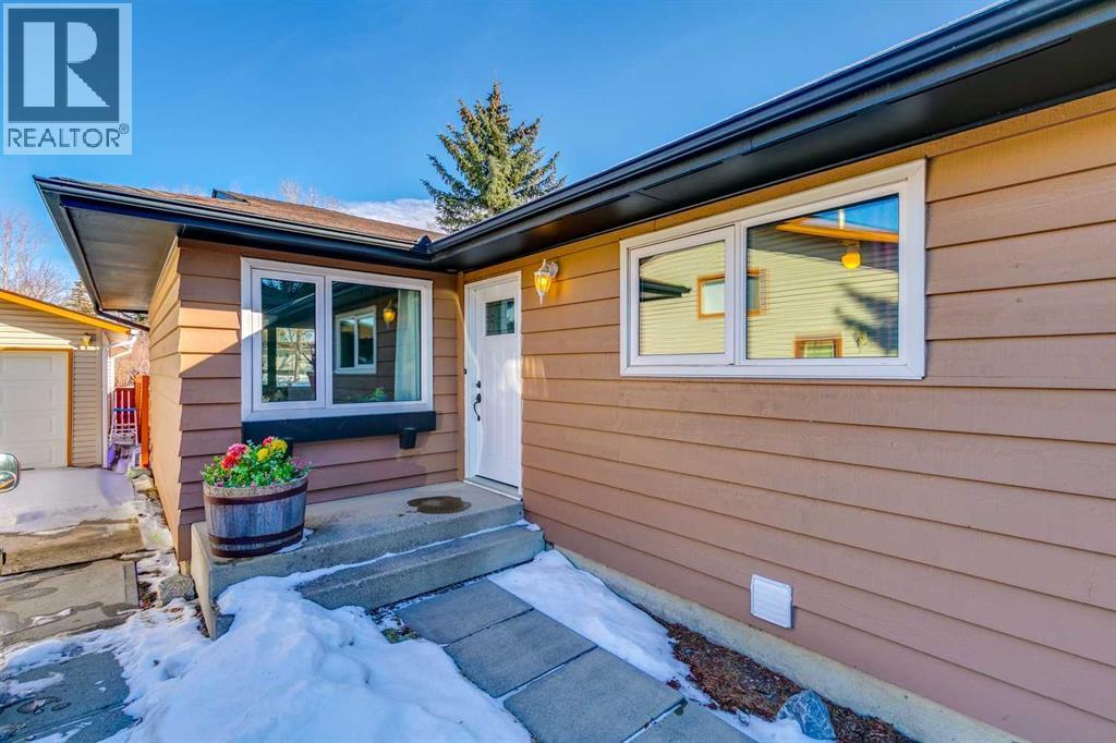 144 Waldron Avenue, Okotoks, Alberta  T1S 1E1 - Photo 2 - A2288213