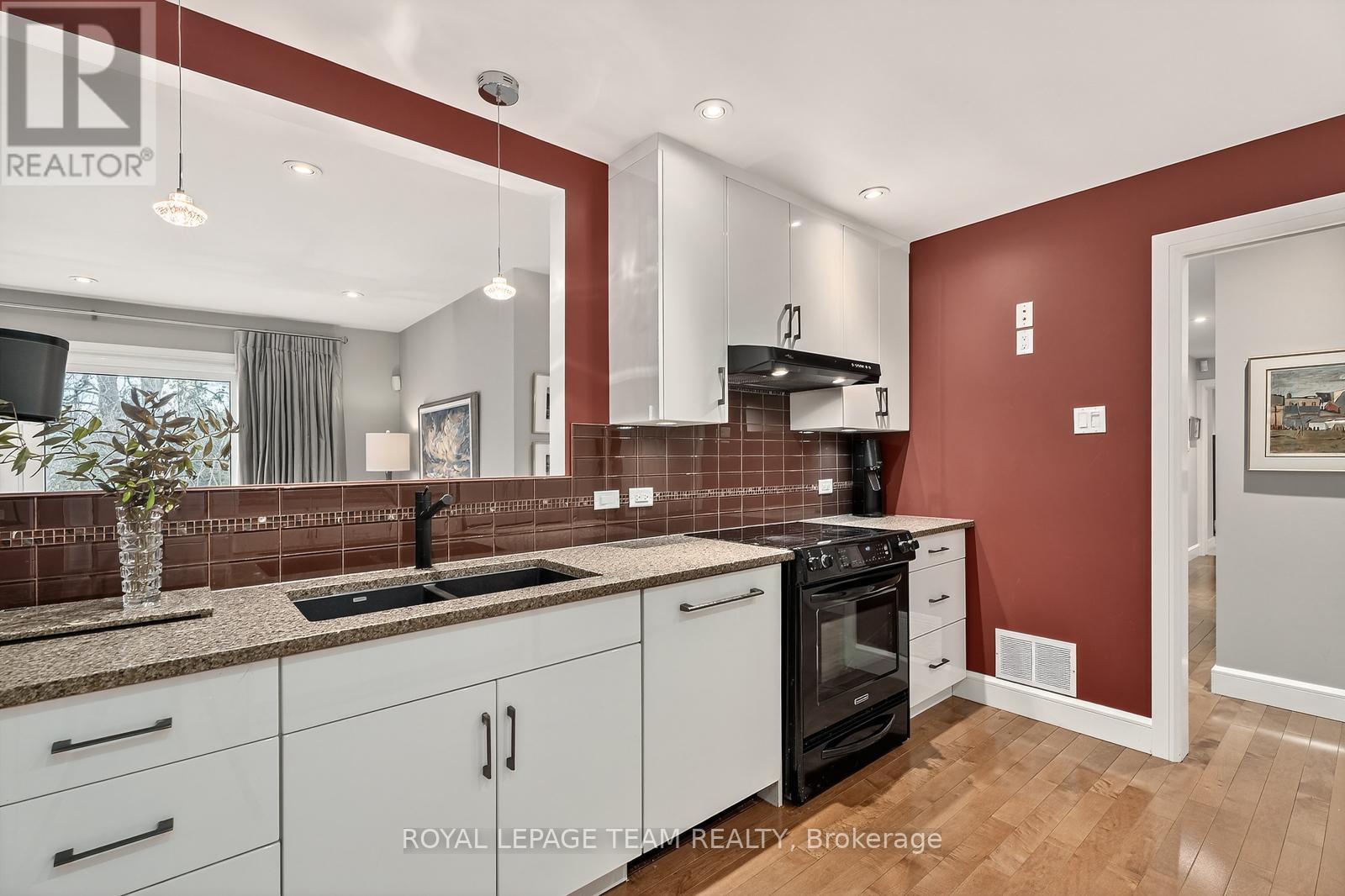 Unit 10 - 55 Whitemarl Drive, Ottawa, Ontario  K1L 8J9 - Photo 9 - X12954238