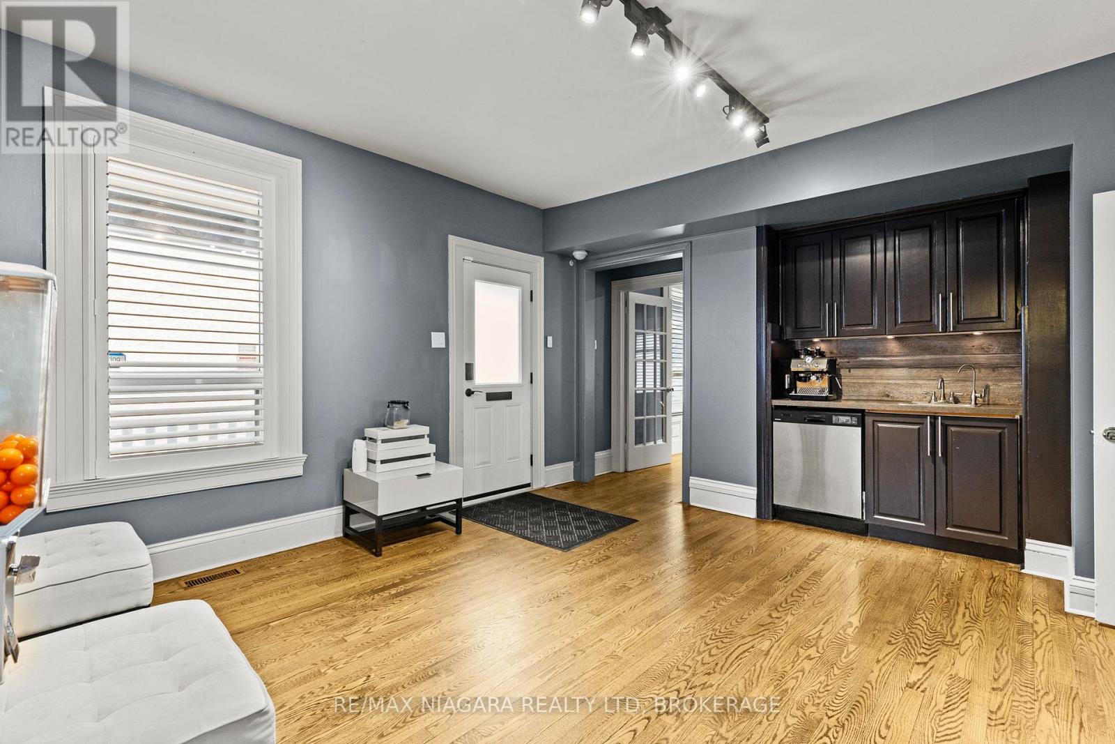 196 King Street, St. Catharines, Ontario  L2R 3J7 - Photo 4 - X12954136