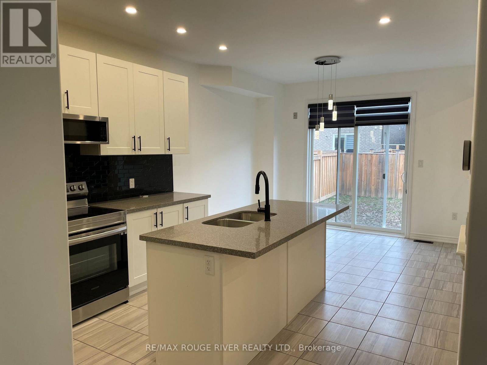 10 Moses Crescent, Clarington, Ontario  L1C 0T7 - Photo 2 - E12954146