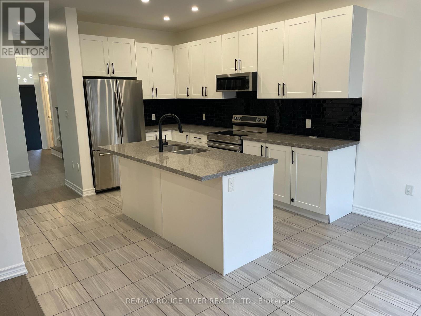 10 Moses Crescent, Clarington, Ontario  L1C 0T7 - Photo 3 - E12954146