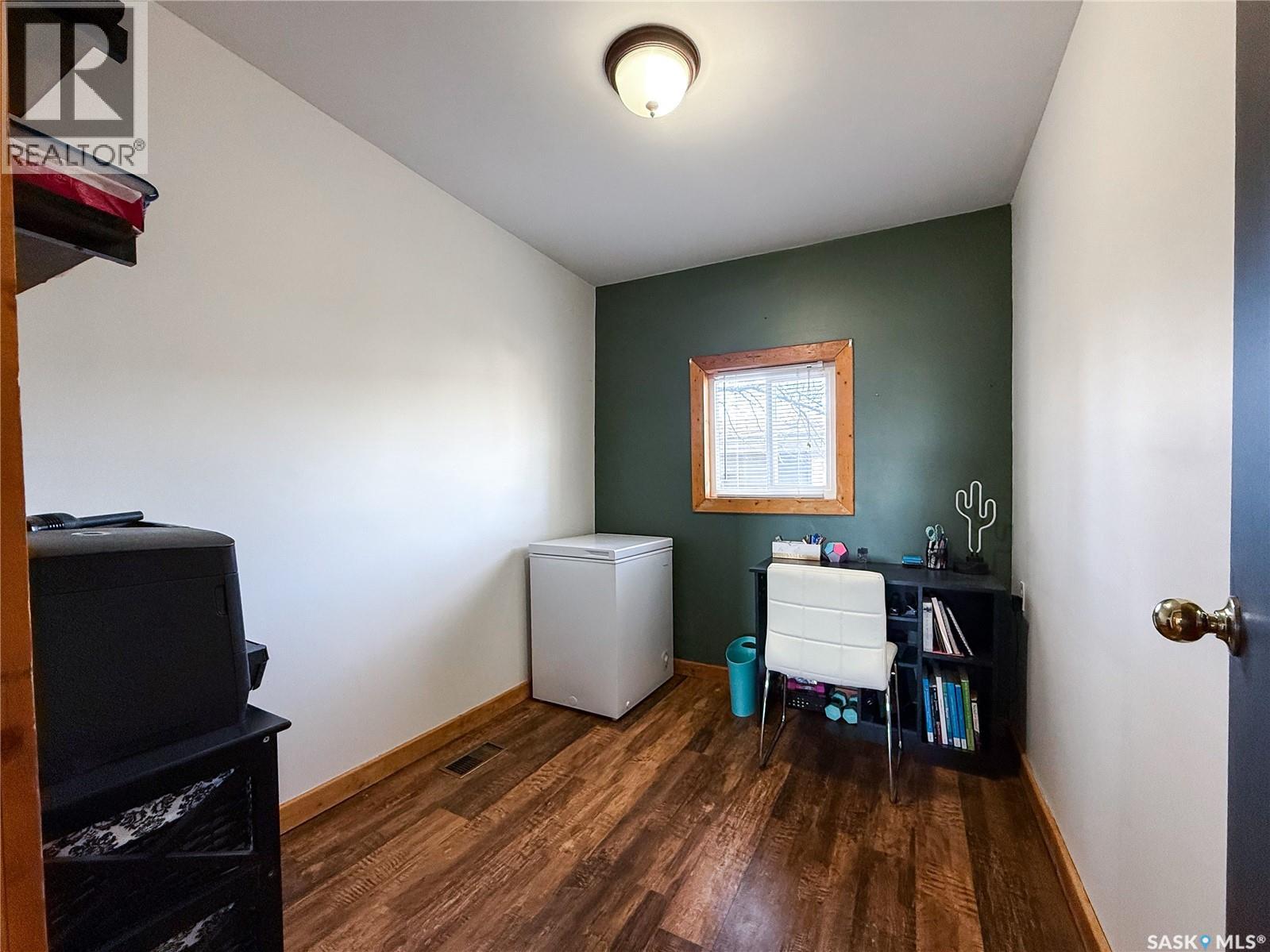 103 1st Street E, Frontier, Saskatchewan  S0N 0W0 - Photo 23 - SK032004