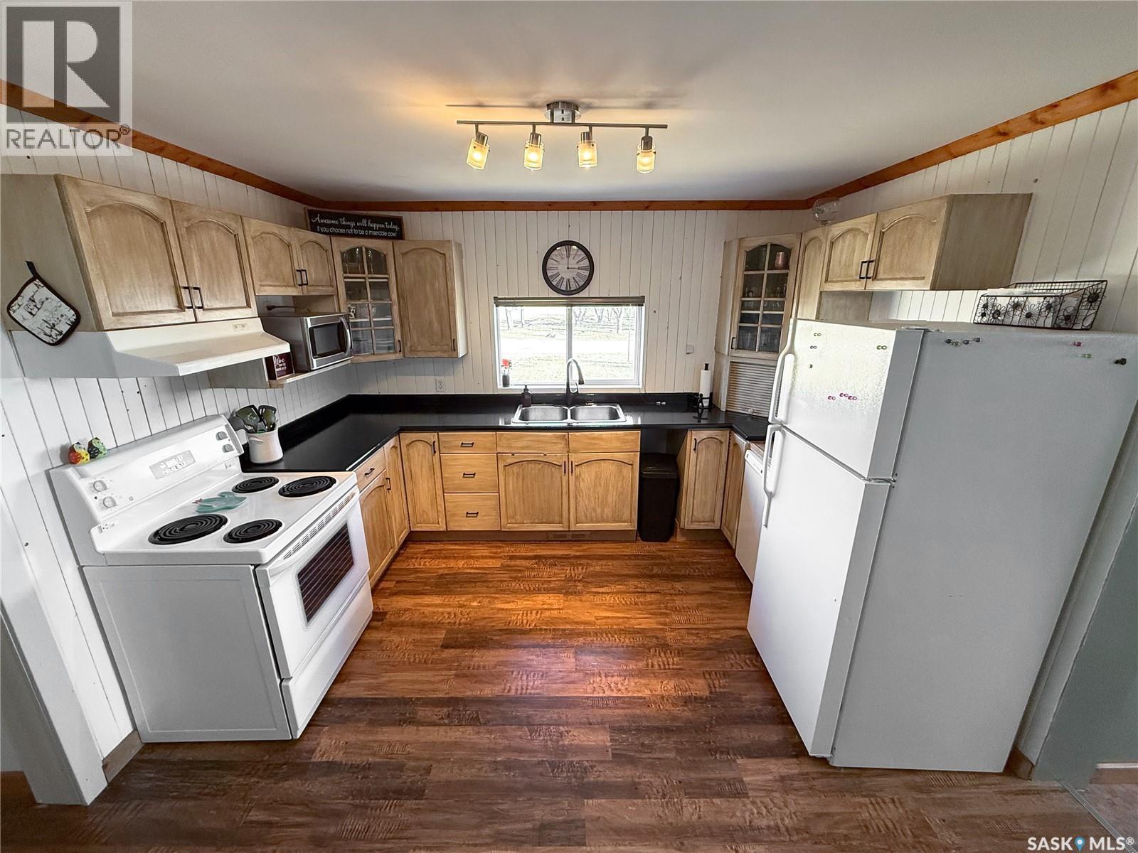 103 1st Street E, Frontier, Saskatchewan  S0N 0W0 - Photo 4 - SK032004