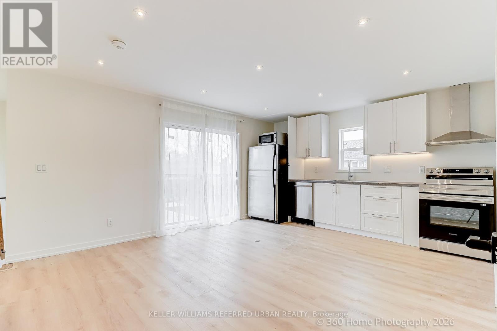 2 - 84 Foch Avenue, Toronto, Ontario  M8W 3X6 - Photo 3 - W12954208