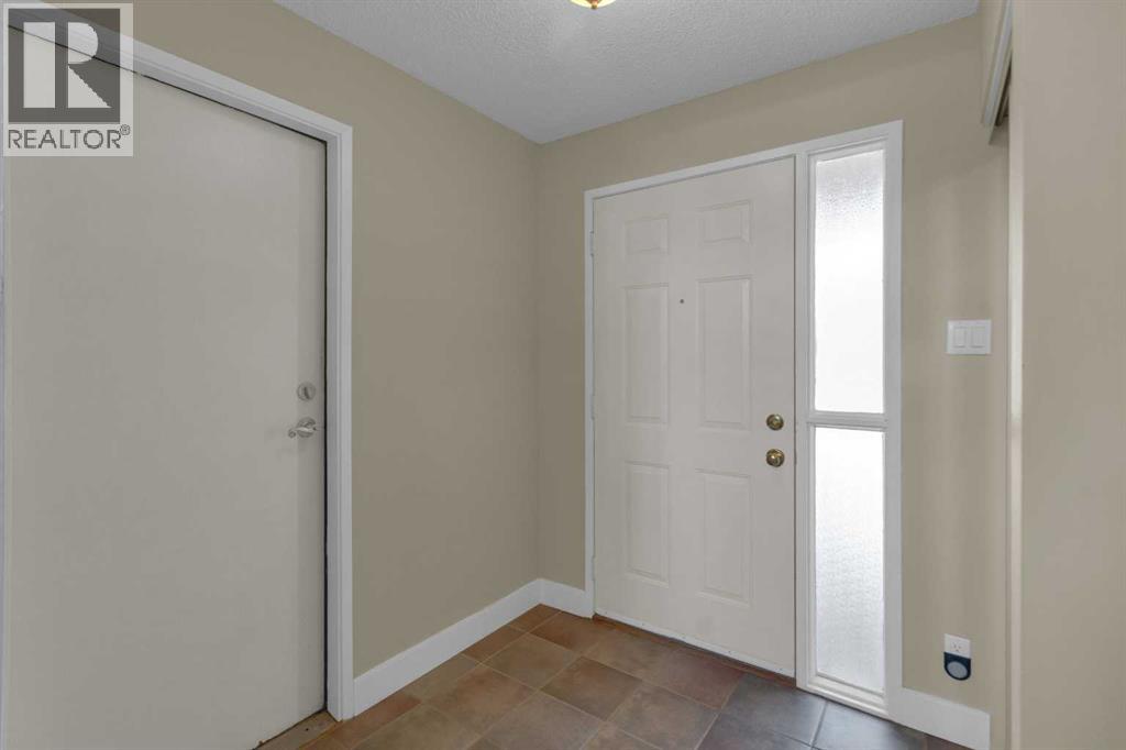 3, 64 Woodacres Crescent SW, Calgary, Alberta  T2W 4V6 - Photo 4 - A2291873