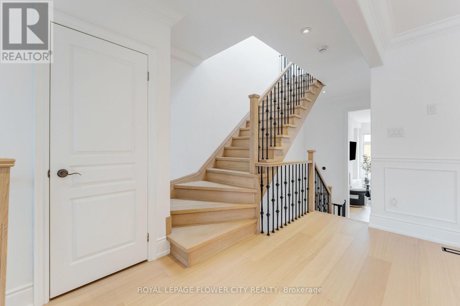 19 Connorvale Avenue, Toronto, Ontario  M8W 3Z9 - Photo 12 - W12954280