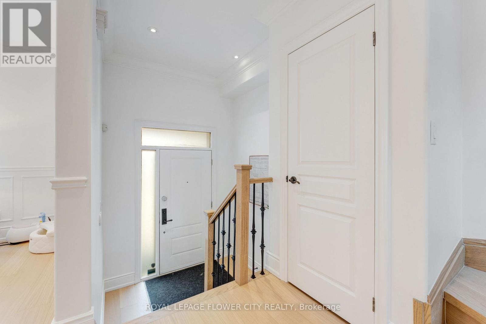 19 Connorvale Avenue, Toronto, Ontario  M8W 3Z9 - Photo 6 - W12954280