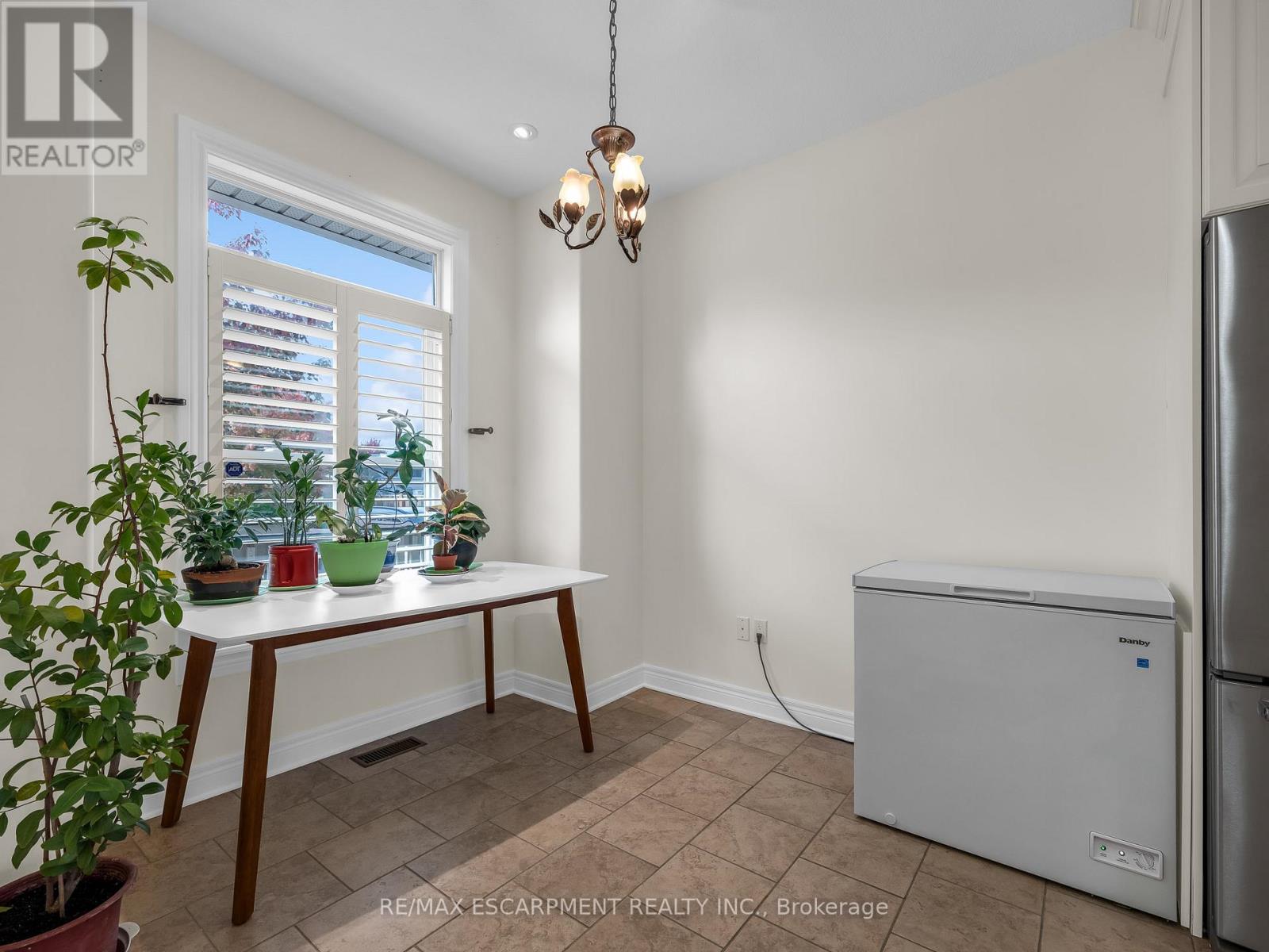 18 Biagi Court, St. Catharines, Ontario  L2M 7Z6 - Photo 4 - X12954294