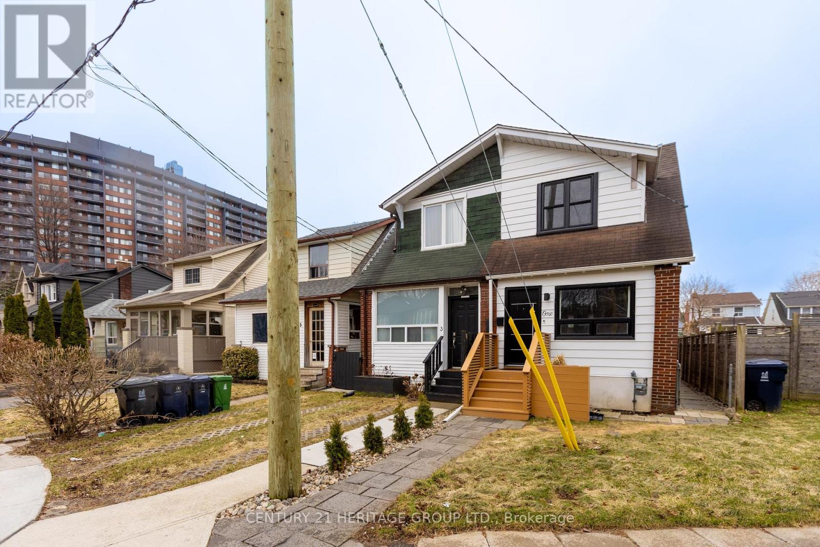 3 Denton Avenue, Toronto, Ontario  M4C 1T7 - Photo 5 - E12954308