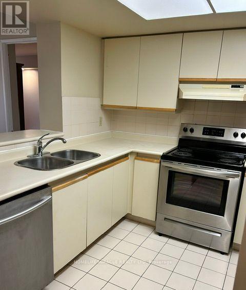 808 - 325 Webb Drive, Mississauga, Ontario  L5B 3Z9 - Photo 12 - W12954346