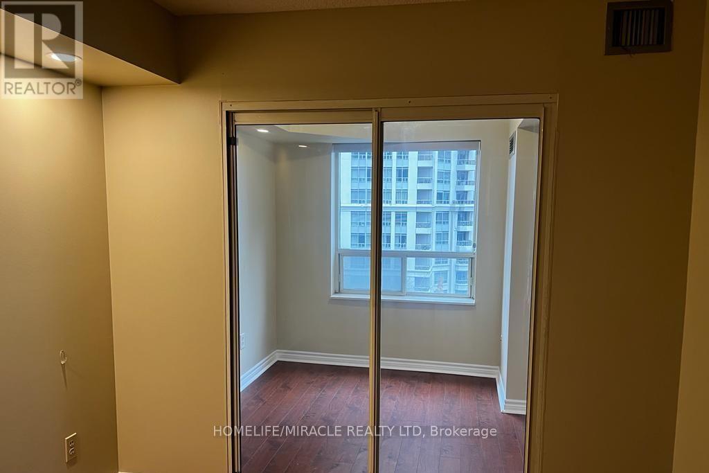 808 - 325 Webb Drive, Mississauga, Ontario  L5B 3Z9 - Photo 7 - W12954346