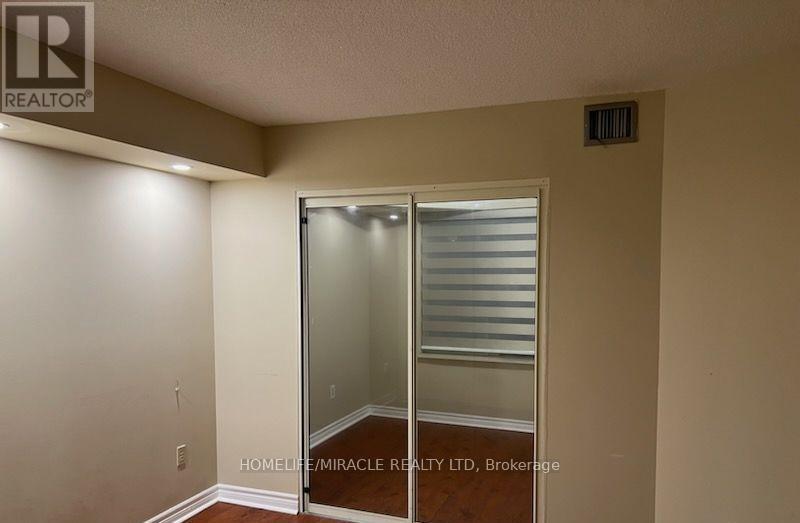 808 - 325 Webb Drive, Mississauga, Ontario  L5B 3Z9 - Photo 8 - W12954346